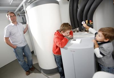 Gezin op zolder bij warmtepomp