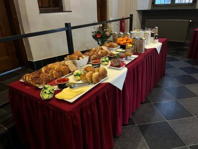 De ontbijttafel in het stadhuis in Venlo tijdens het Burgemeestersontbijt 2023