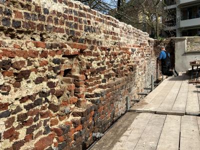 Een deel van de buitenzijde van de stadsmuur Lanckwaemes in Venlo die hersteld wordt.