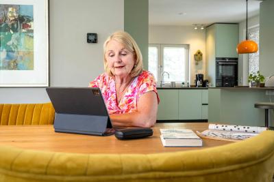Ria aan de tafel
