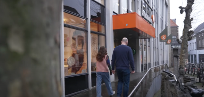 Anke en David van Bibliotheek Venlo lopen bij de bieb naar binnen 