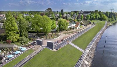 De zelfsluitende waterkering in Steyl van bovenaf gezien. 