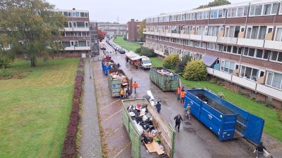 Foto van bovenaf waarop mensen te zien zijn die opruimen op de Geresstraat