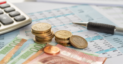 Geld ligt op tafel met rekenmachine