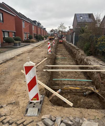straat die open ligt met afzetborden ernaast