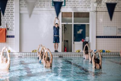 Aqua vitaal les in het zwembad