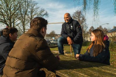 Jongeren in gesprek met een straatcoach