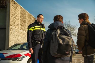 Jongeren in gesprek met een politieagent