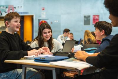 Jongeren aan tafel op school