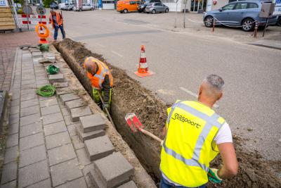 mannen die graven bij een stoep