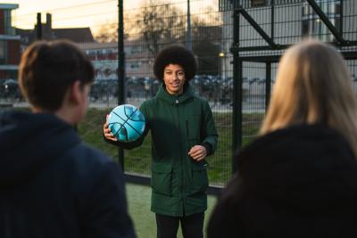 Jongeren die buiten aan het basketballen zijn