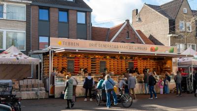 een kaaswagen met mensen die in de rij staan te wachten