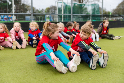 Kinderen buiten aan het sporten