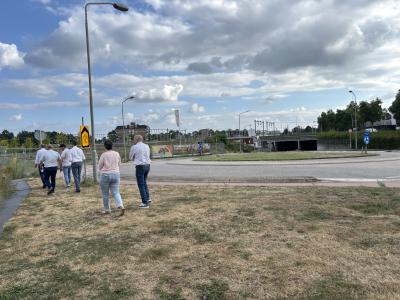 een groep mensen die loopt over de kazernestraat